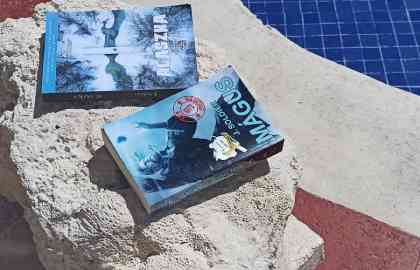 Mágus könyv és Alaszka könyv strandon