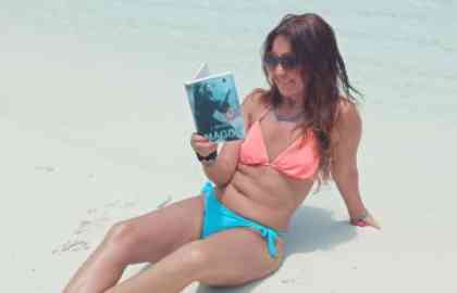 Mágus könyv egy olvasó kezében tengerparton